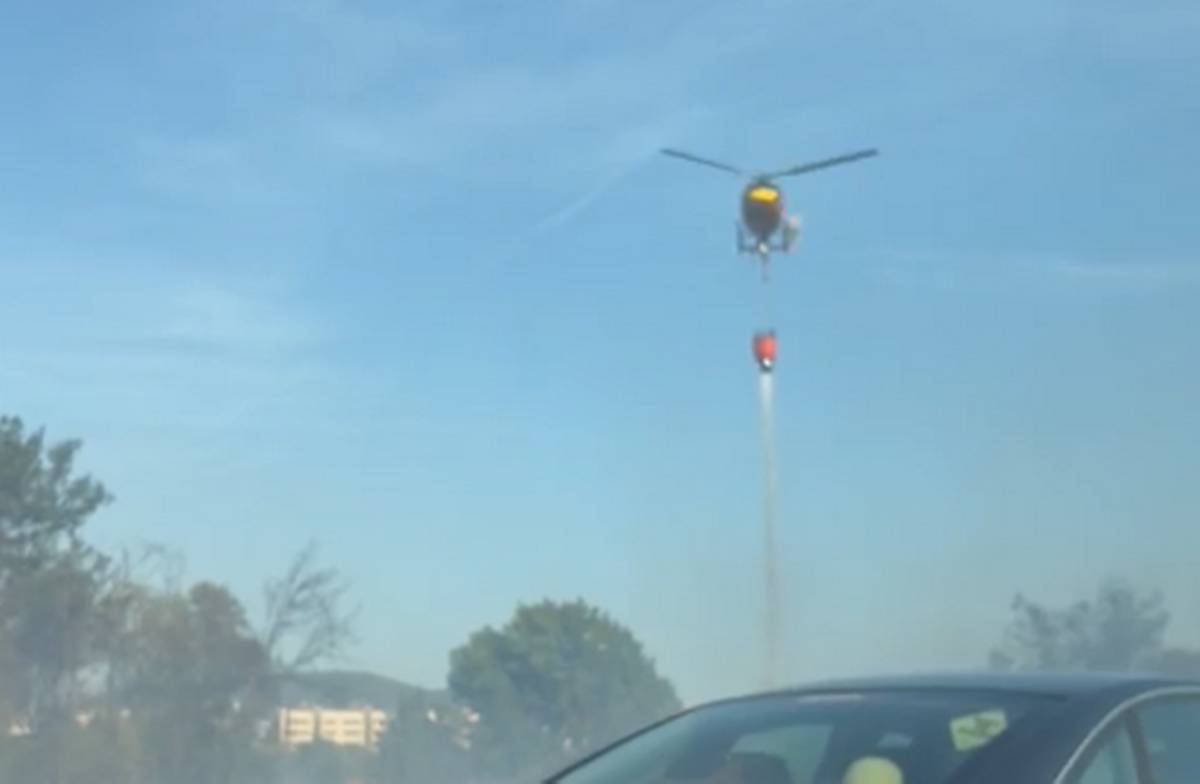 VÍDEO | Un incendi de la vegetació del voral de la C-58 obliga a tallar el sentit Terrassa