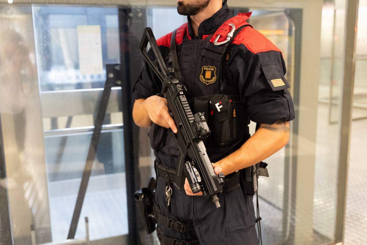 Control policial a l`estació de la Creu Alta - David Chao Control policial a l`estació de la Creu Alta