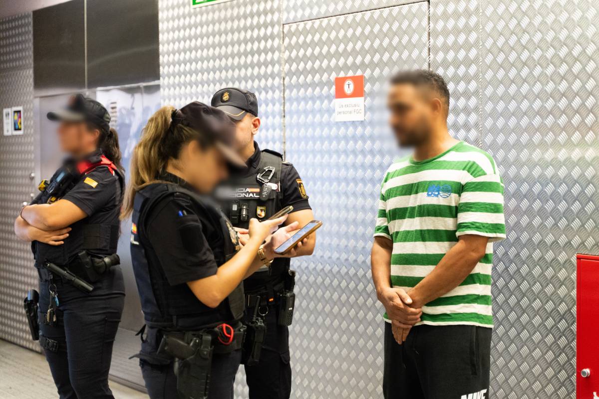 Control policial a l`estació de la Creu Alta - David Chao Control policial a l`estació de la Creu Alta
