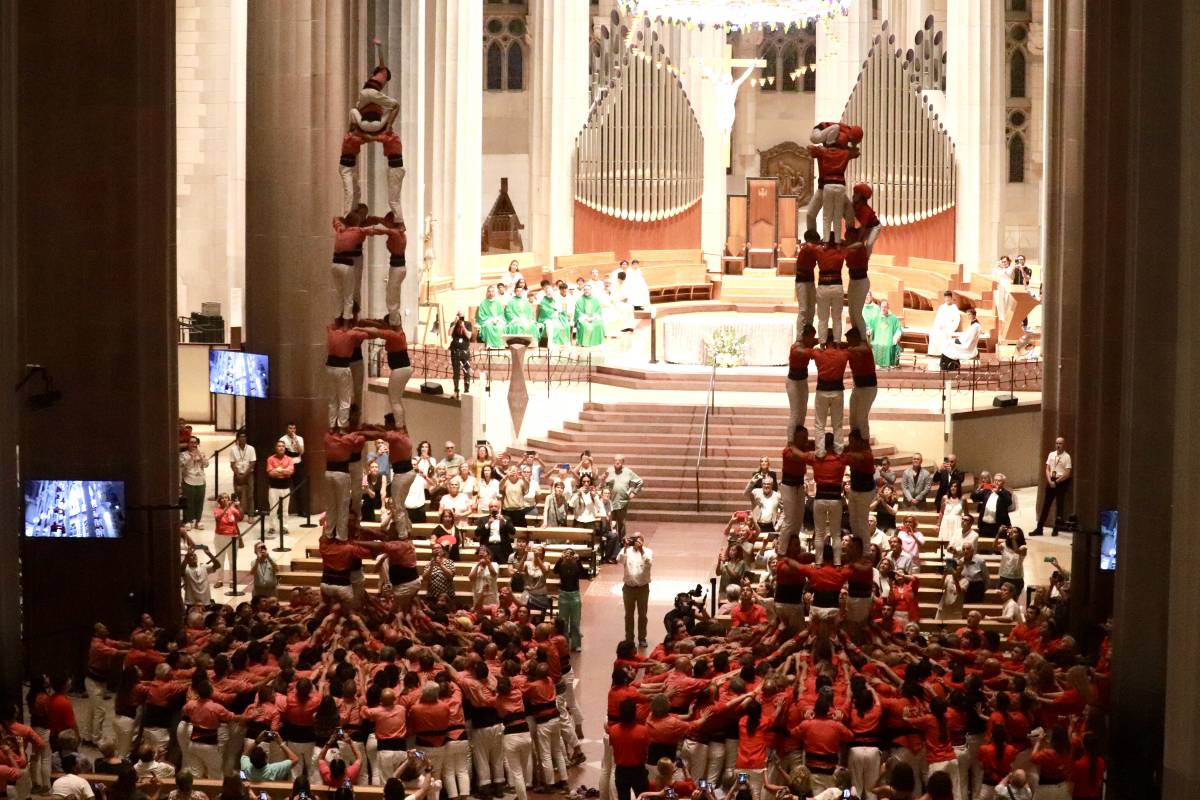 Valls alça castells a la Sagrada Família per homenatjar Antoni Gaudí