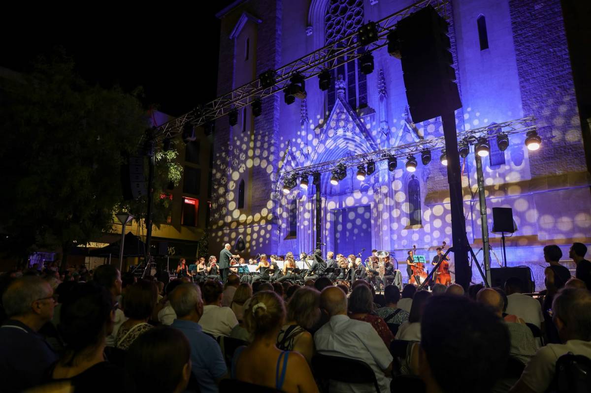FOTOS | La Banda de Música de Sabadell porta el so de la cobla a la plaça de Sant Roc
