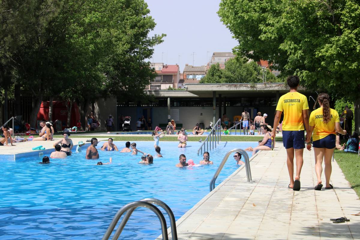 La calor impulsa la temporada a les piscines de Ponent