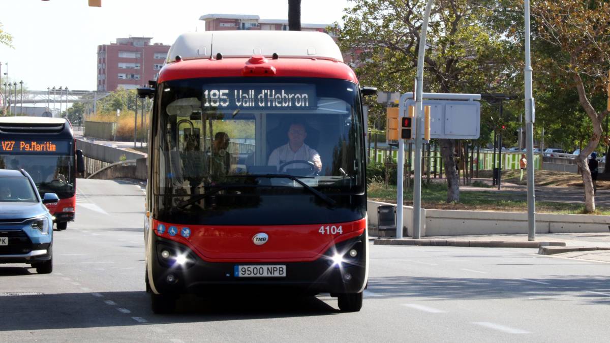 Barcelona ja té el seu primer minibús elèctric: s'estrena a una línia de barri