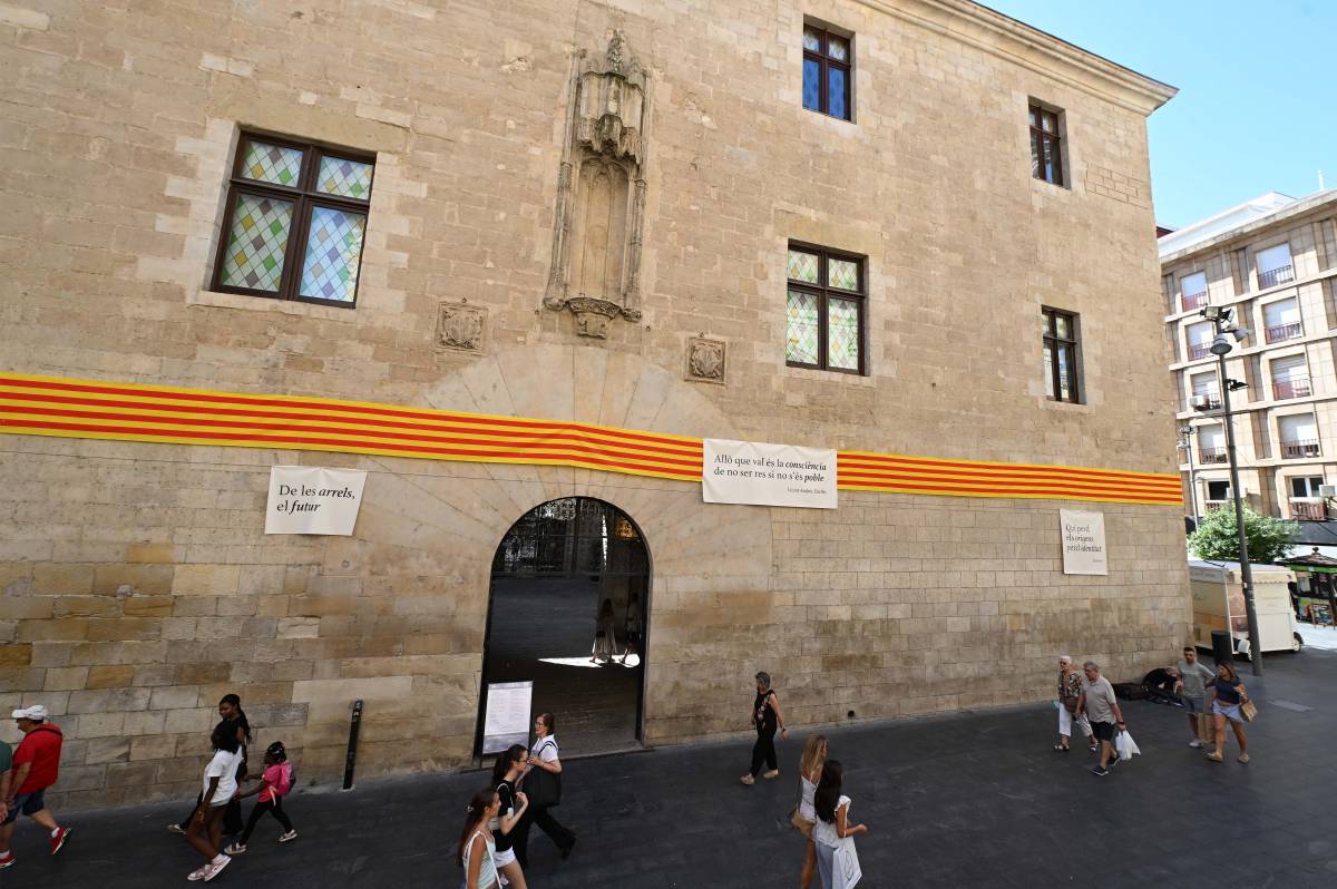 Una senyera de 130 metres recorre l’IEI per donar inici al programa de la Diada