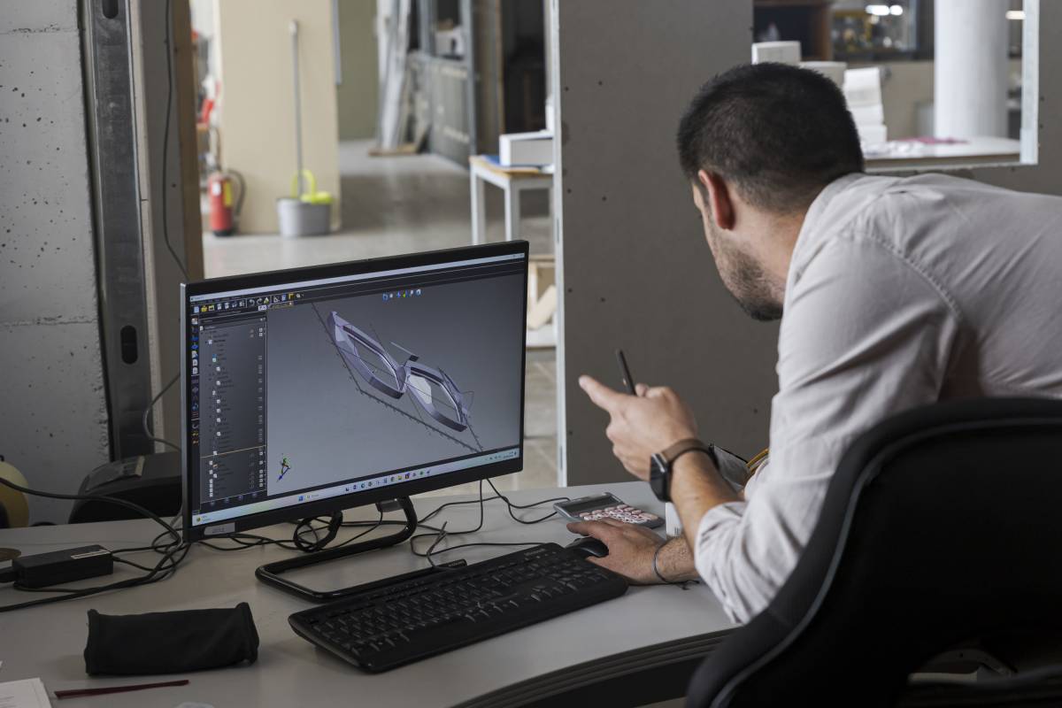De la distribució d’ulleres a crear una fàbrica de muntures a Terrassa: el cas de Supernova Specs