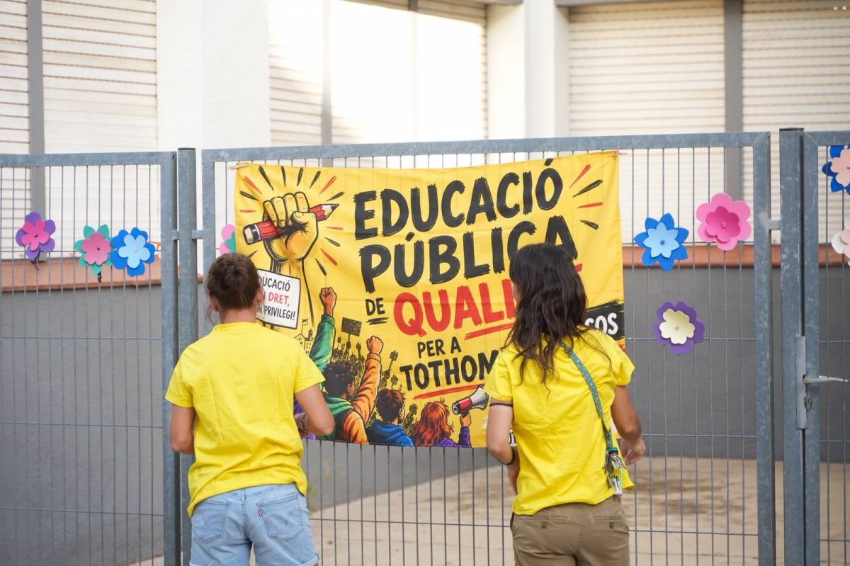 Dos mestres de l`escola Calvet d`Estrella de Sabadell, aquest matí - David Chao Dos mestres de l`escola Calvet d`Estrella de Sabadell, aquest matí