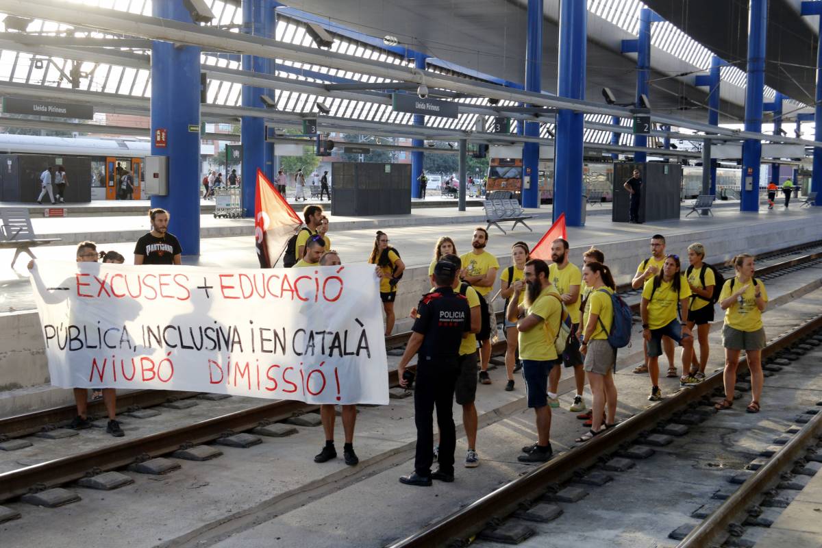 Els docents en vaga tallen les vies de l'alta velocitat a Lleida