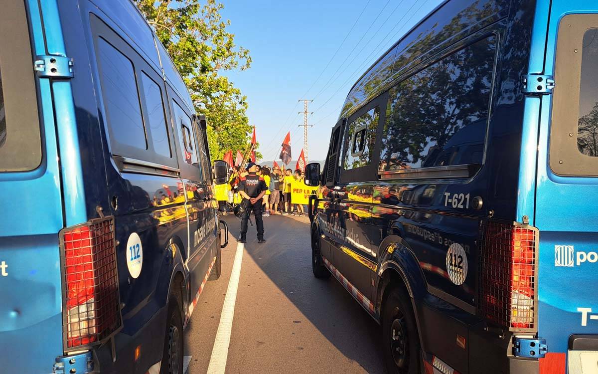Els Mossos frustren dues vegades l'intent dels mestres de tallar la C-55 a Manresa