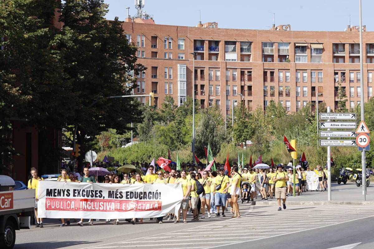 VÍDEO | Docents tallen la Gran Via en el marc de la vaga educativa del primer dia d'escoles