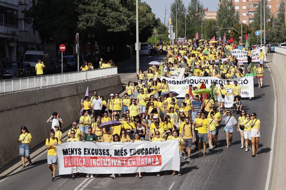 Manifestació dels docents a Sabadell per la vaga del 8 de setembre - Juanma Peláez Manifestació dels docents a Sabadell per la vaga del 8 de setembre
