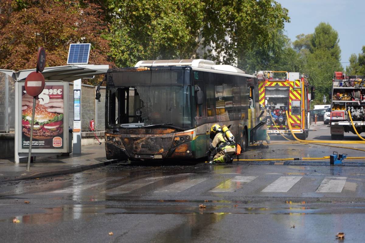 Un autobús, calcinat al barri de Can Deu de Sabadell - David Chao Un autobús, calcinat al barri de Can Deu de Sabadell