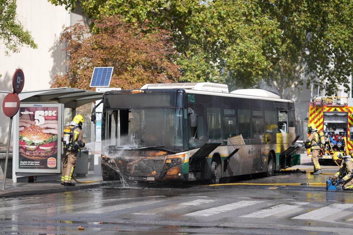 FOTOS | Un autobús acaba totalment calcinat en un incendi a Sabadell