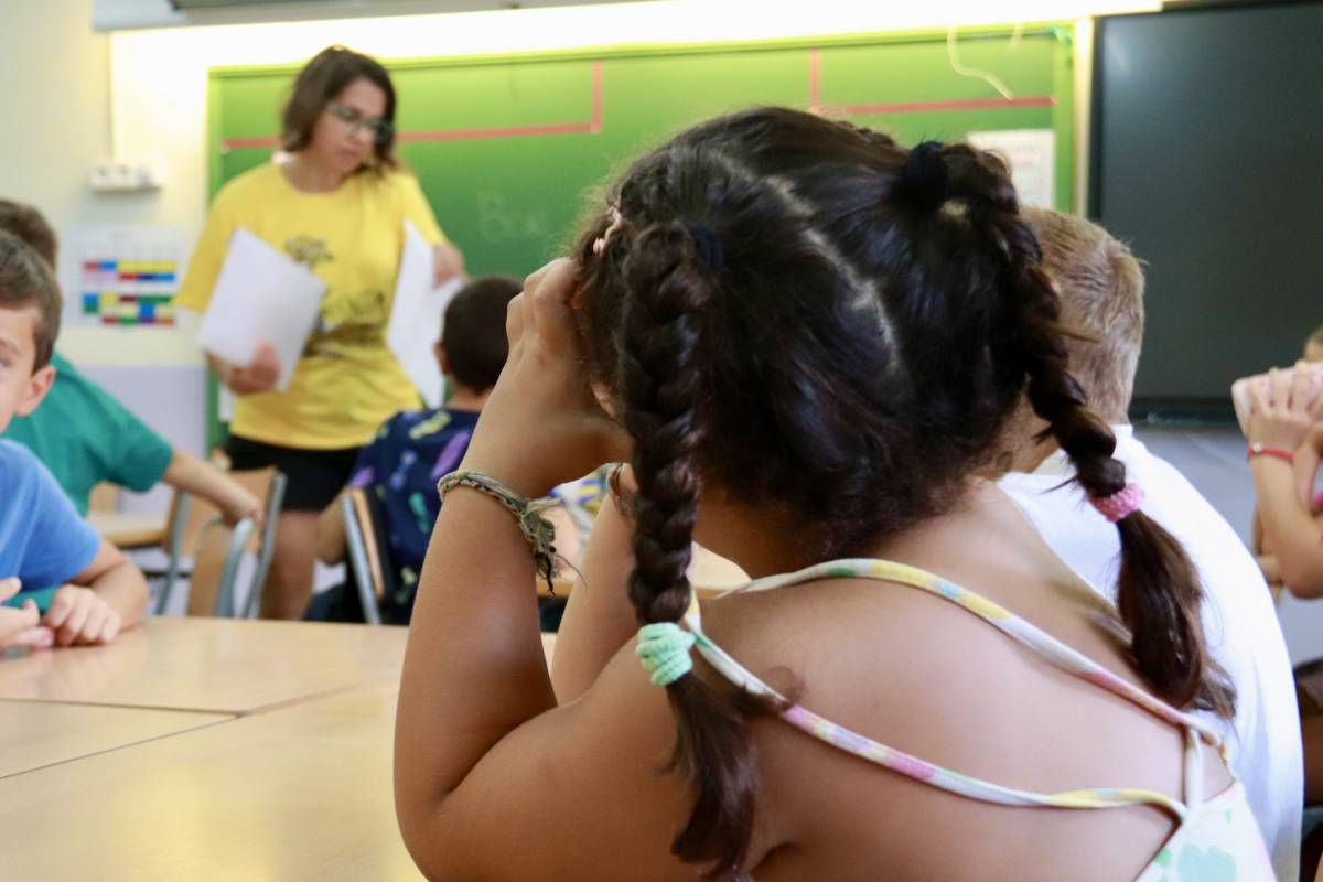 Algunes samarretes grogues i escoles plenes el primer dia d'escola