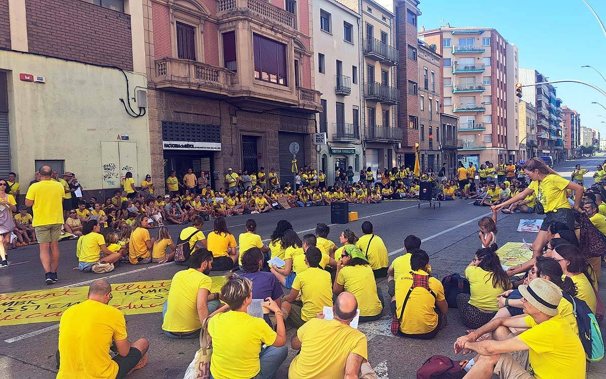 La macroassemblea de docents del Bages vota per unanimitat continuar les mobilitzacions