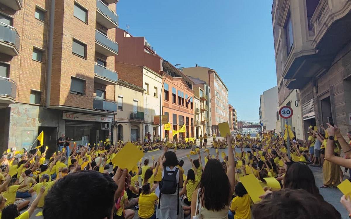 La macroassemblea de docents del Bages vota per unanimitat continuar les mobilitzacions