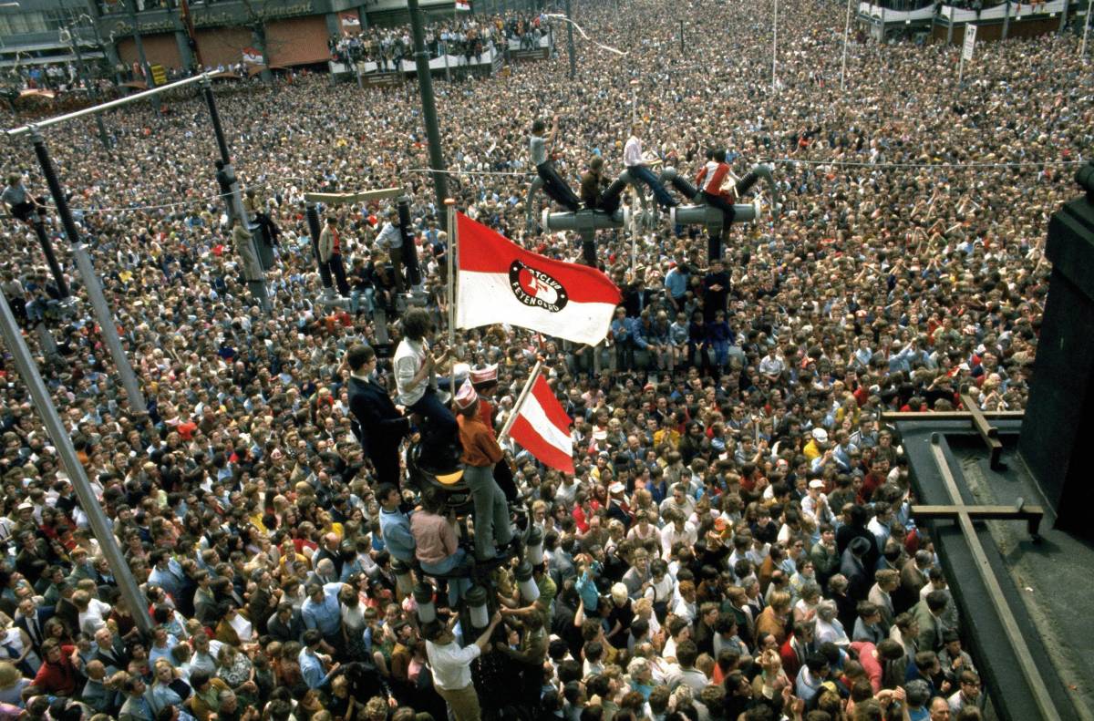 L’afició del Feyenoord celebra el triomf del seu equip a la Copa d’Europa de 1970 omplint els carrers de Rotterdam - @Plakplaat63 L’afició del Feyenoord celebra el triomf del seu equip a la Copa d’Europa de 1970 omplint els carrers de Rotterdam