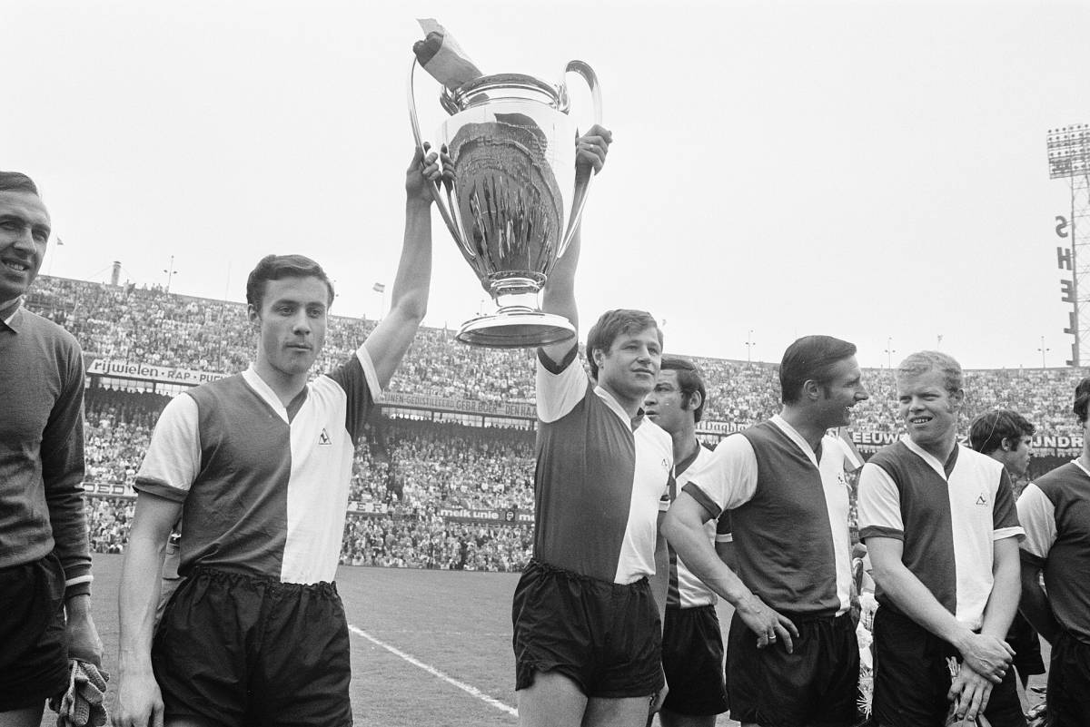 Els jugadors del Feyenoord ofereixen al seu públic la Copa d’Europa guanyada a Milà el 1970 - National Archief Els jugadors del Feyenoord ofereixen al seu públic la Copa d’Europa guanyada a Milà el 1970