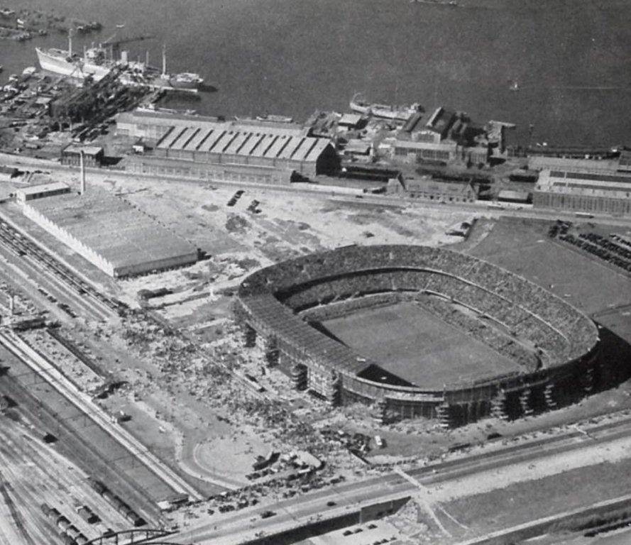Imatge de la construcció de l’estadi De Kuip, inaugurat el 1937 i situat vora el port de Rotterdam - @DiKnapo Imatge de la construcció de l’estadi De Kuip, inaugurat el 1937 i situat vora el port de Rotterdam