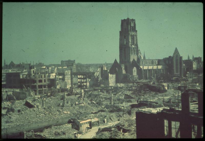 Visita de la devastació provocada pel bombardeig nazi de Rotterdam de 1940 - Stadsarchief Rotterdam Visita de la devastació provocada pel bombardeig nazi de Rotterdam de 1940