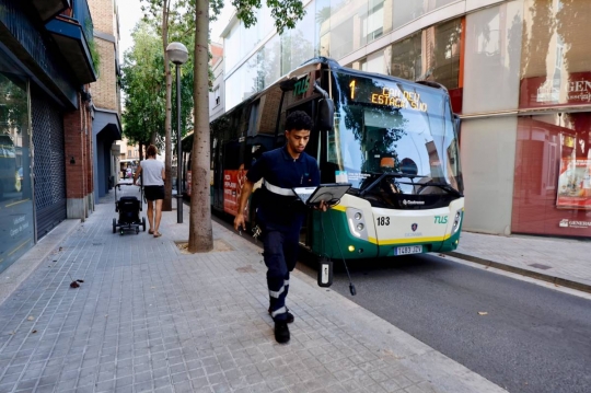 Un autobús aturat al carrer de Sant Joan provoca fortes retencions al centre de Sabadell