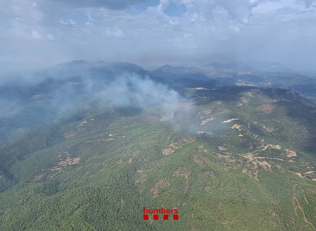 Els Bombers treballen en un incendi causat per llamps a la Baronia de Rialb