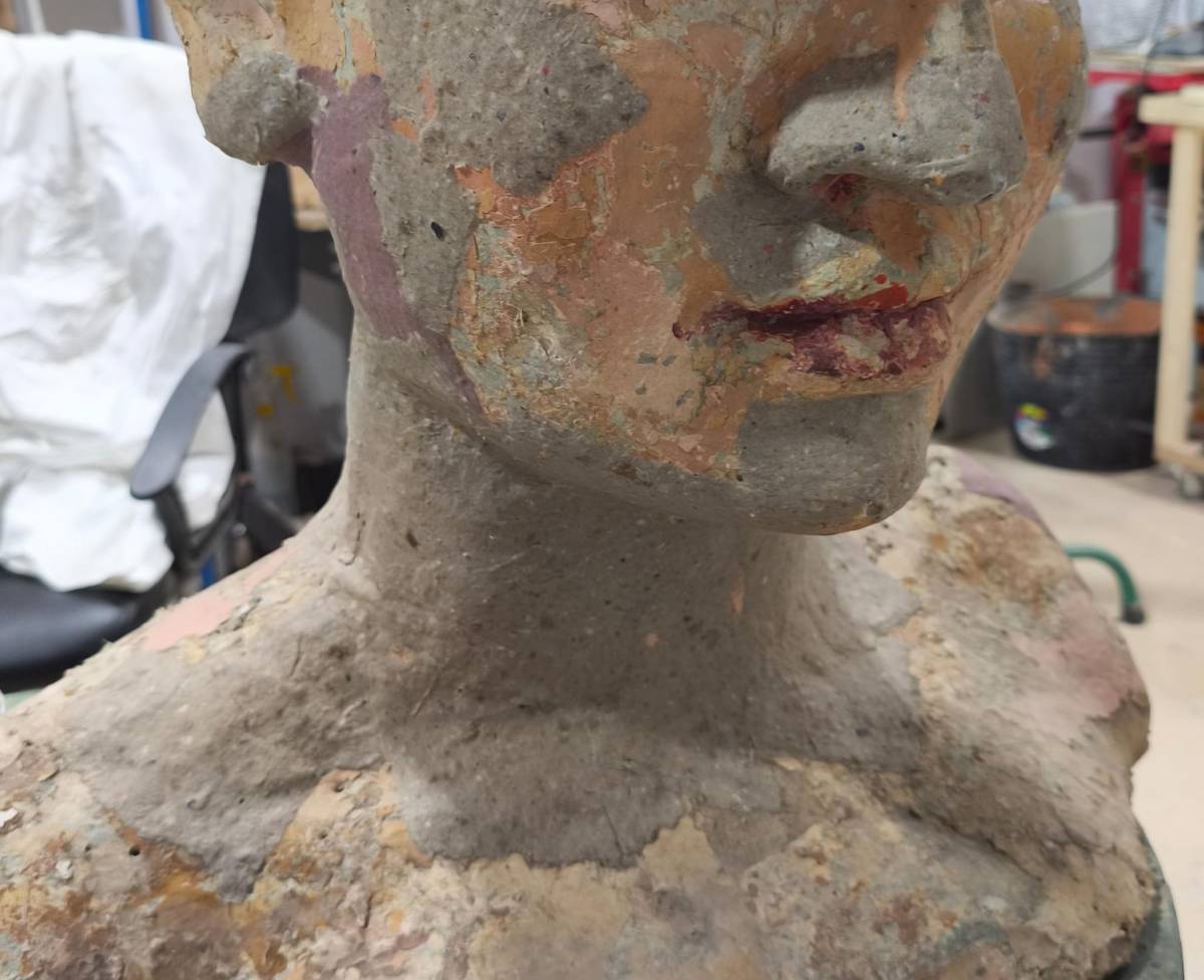 Els caps amagaven restes d’una perruca - Taller Effigies Els caps amagaven restes d’una perruca