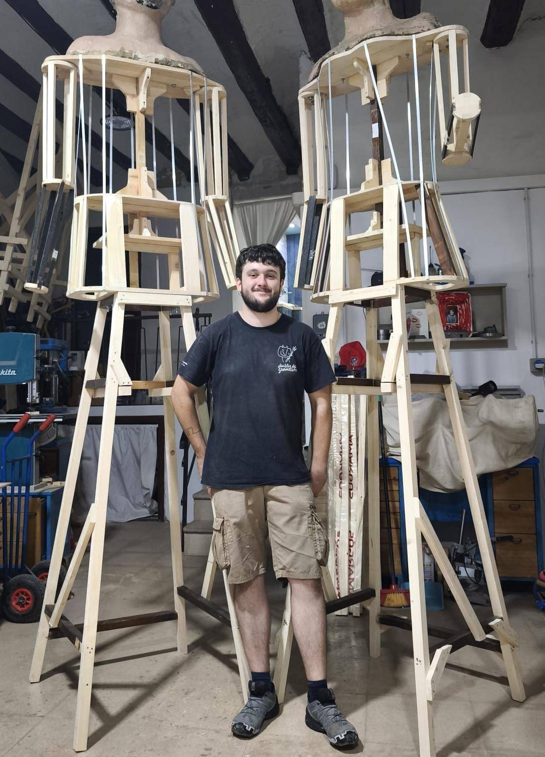 Mateo Baemonte, al taller, amb l`estructura dels Gegants - Taller Effigies Mateo Baemonte, al taller, amb l`estructura dels Gegants
