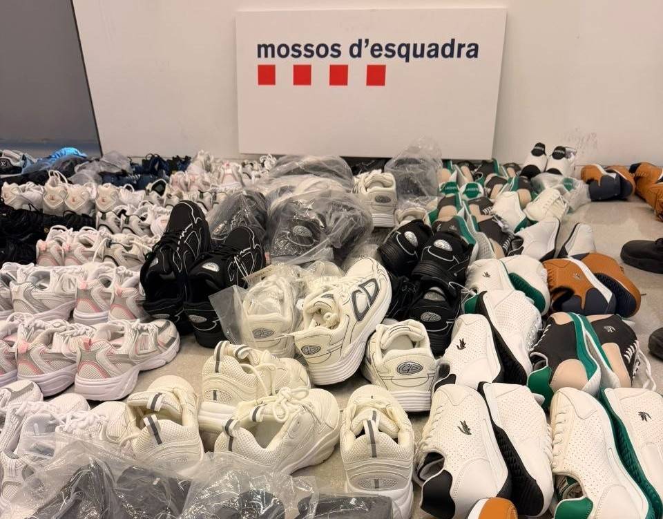 Detingut un home amb 327 parells de sabatilles esportives presumptament falsificades a l'Aldea