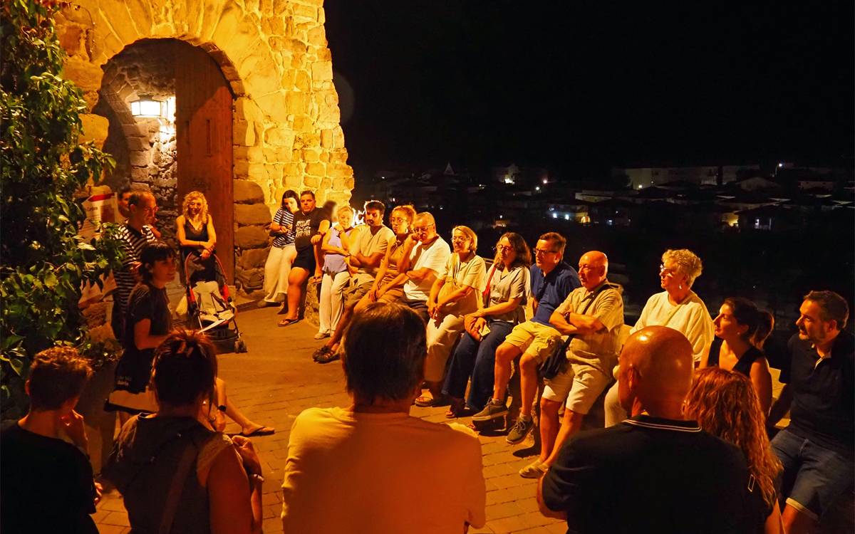 Una trentena de persones descobreix de nit els atractius del Poble Vell de Súria