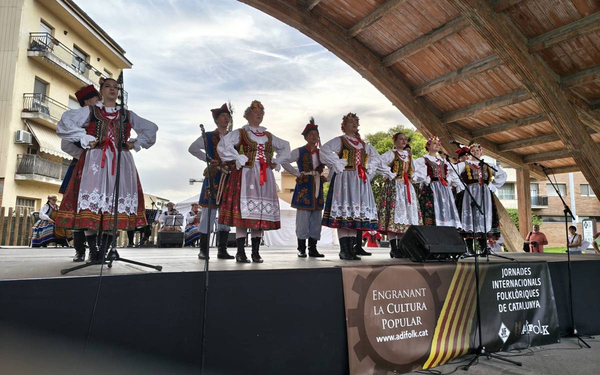 Sant Fruitós viu una tarda de folklore internacional amb el grup polonès Przygoda