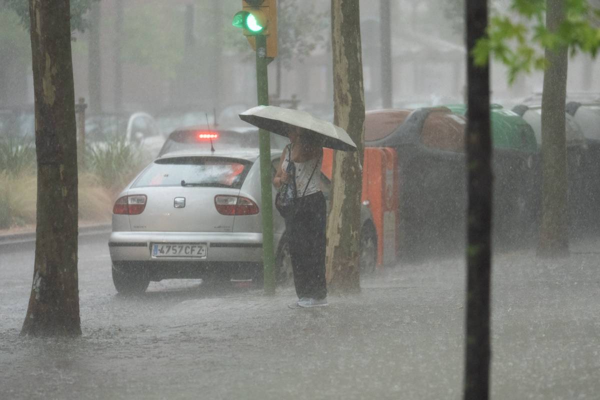 La pluja ha descarregat amb força a primera hora de la tarda a Sabadell - DAVID CHAO