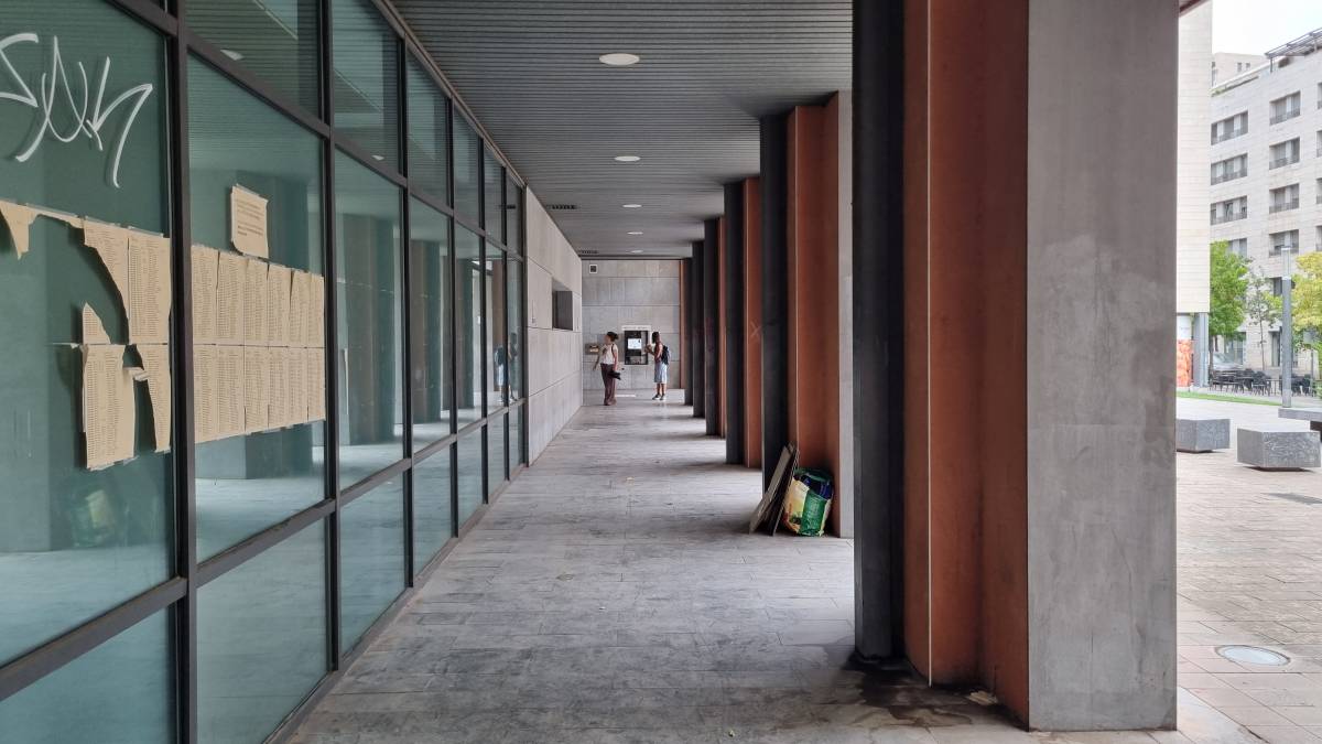 Llum verda a la nova sala d'estudi 24 hores de la biblioteca Vapor Badia