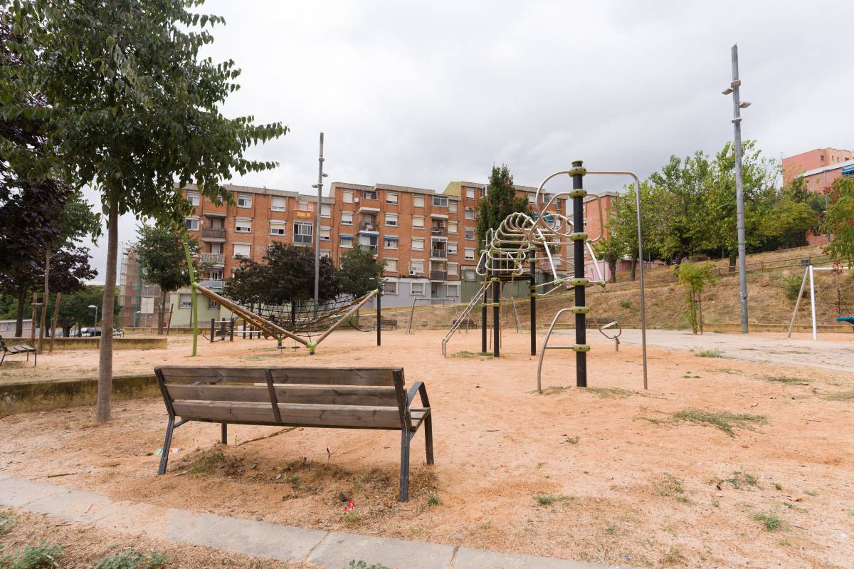 Parcs, places i patis d`escola buits davant de l`alerta de pluges - DAVID CHAO Parcs, places i patis d`escola buits davant de l`alerta de pluges