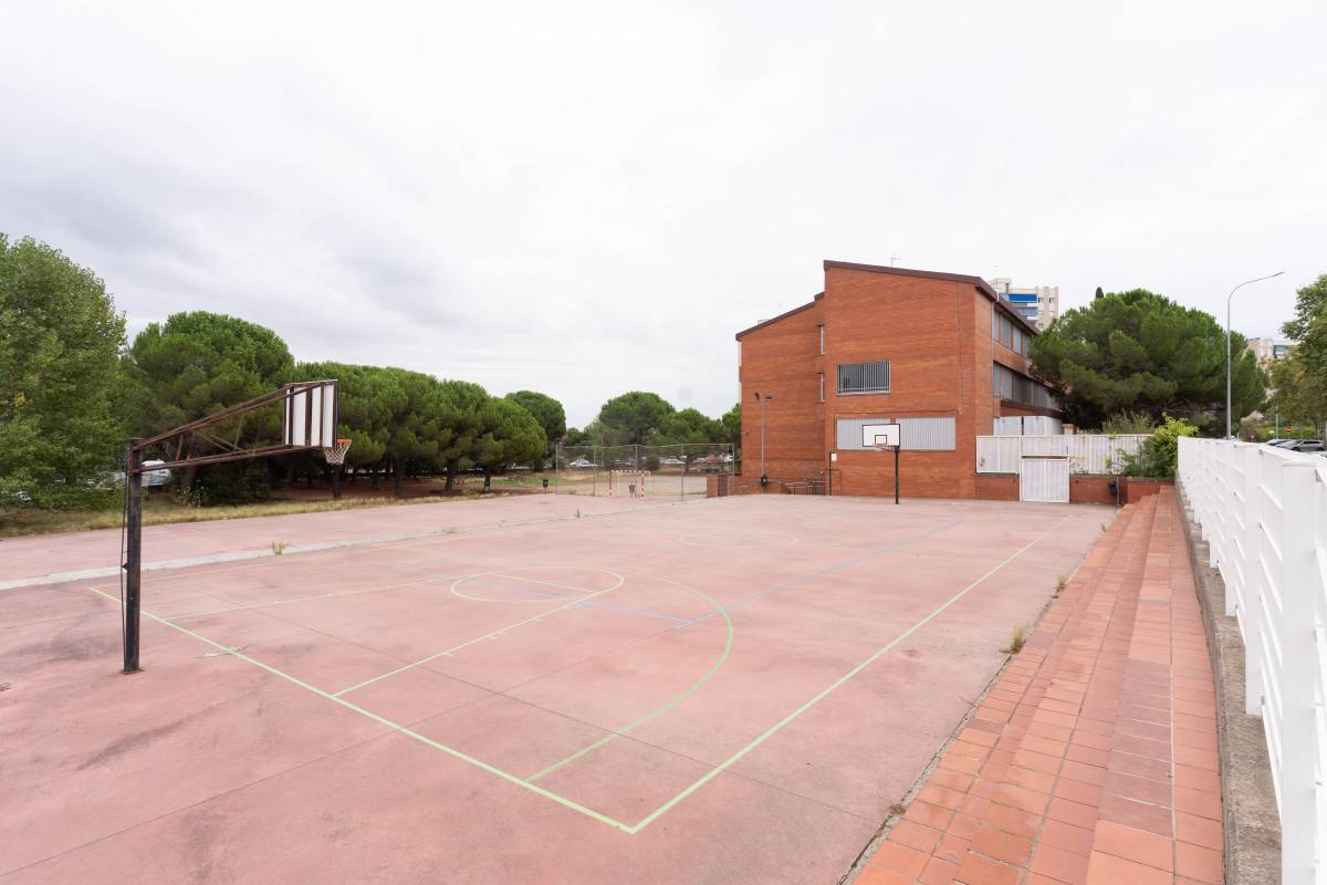 Parcs, places i patis d`escola buits davant de l`alerta de pluges - DAVID CHAO Parcs, places i patis d`escola buits davant de l`alerta de pluges