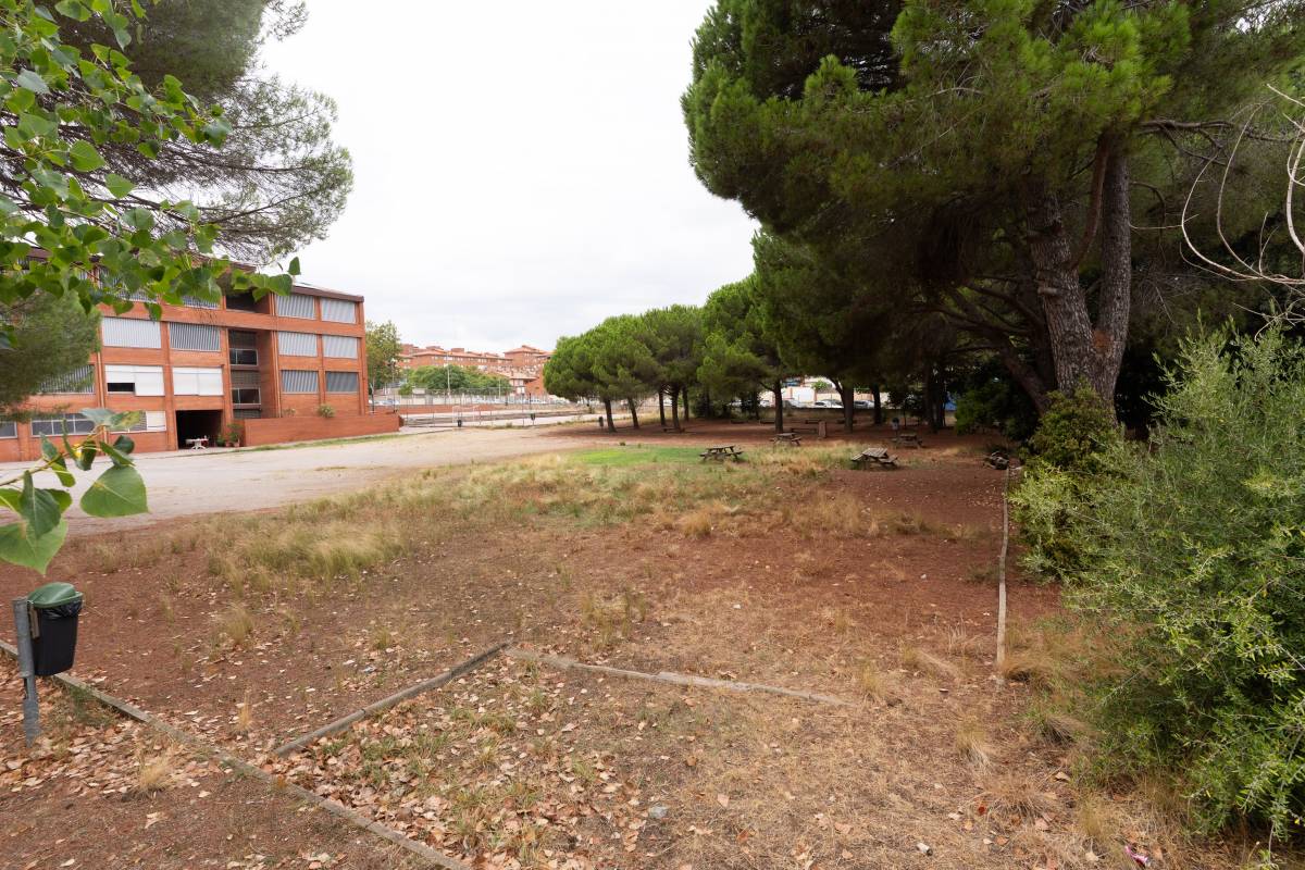 Parcs, places i patis d`escola buits davant de l`alerta de pluges - DAVID CHAO Parcs, places i patis d`escola buits davant de l`alerta de pluges