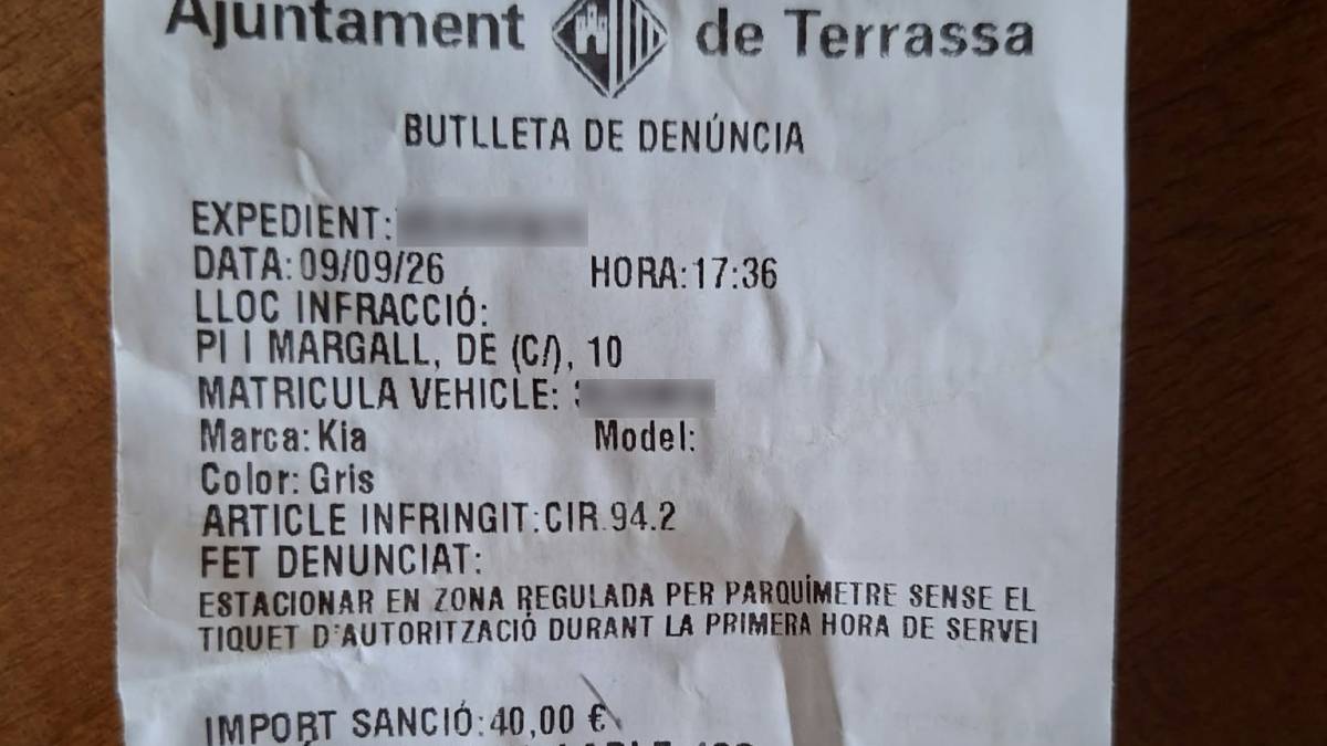Multes a la zona blava en una jornada que l’Ajuntament havia anunciat com a gratuïta: "No m'ho creia"