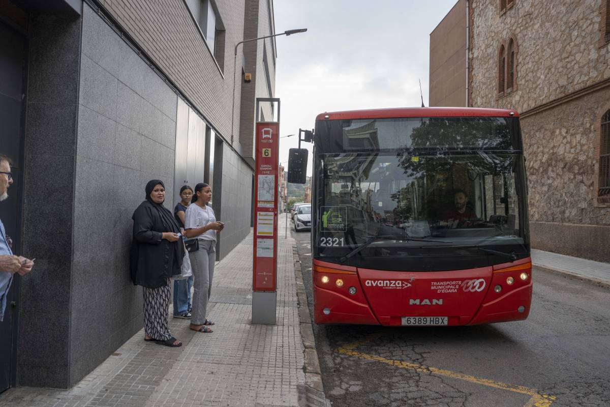 Usuaris la línia 6 d'autobús diuen prou als retards i la calor: “Ens demanen que agafem el transport puúblic, però no ho posen fàcil”
