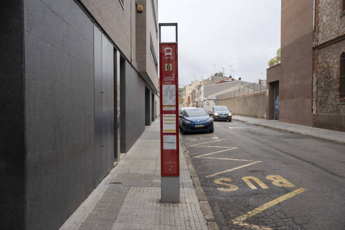 Parada de la Línia 6, al carrer de Pintor Torras - ALBERTO TALLÓN Parada de la Línia 6, al carrer de Pintor Torras