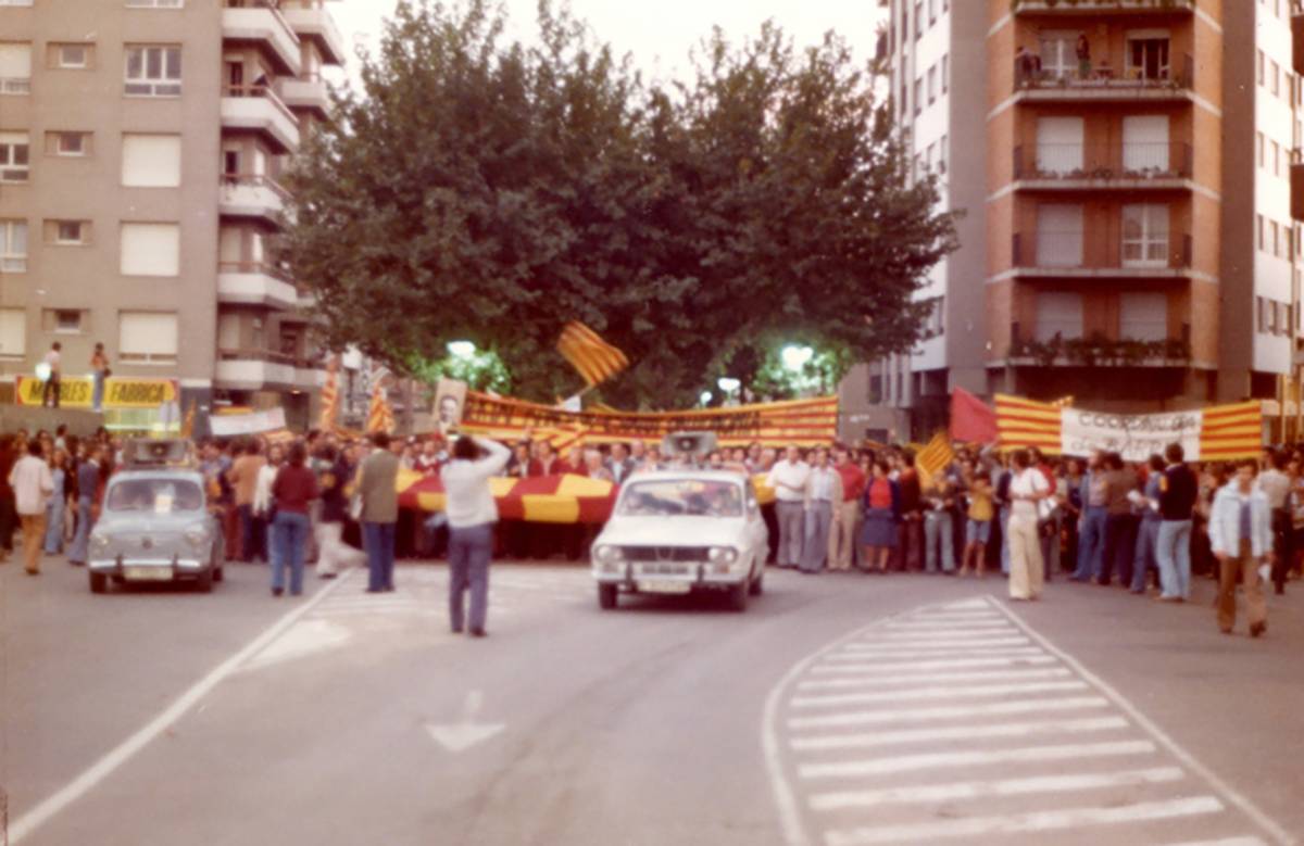 El cotxe amb megafonia que obria la manifestació - Mercè Artigues - Arxiu El cotxe amb megafonia que obria la manifestació