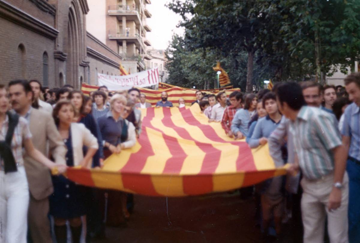 La multitud i les senyeres a la Rambla - Mercè Artigues - Arxiu Municipal de Terrassa La multitud i les senyeres a la Rambla
