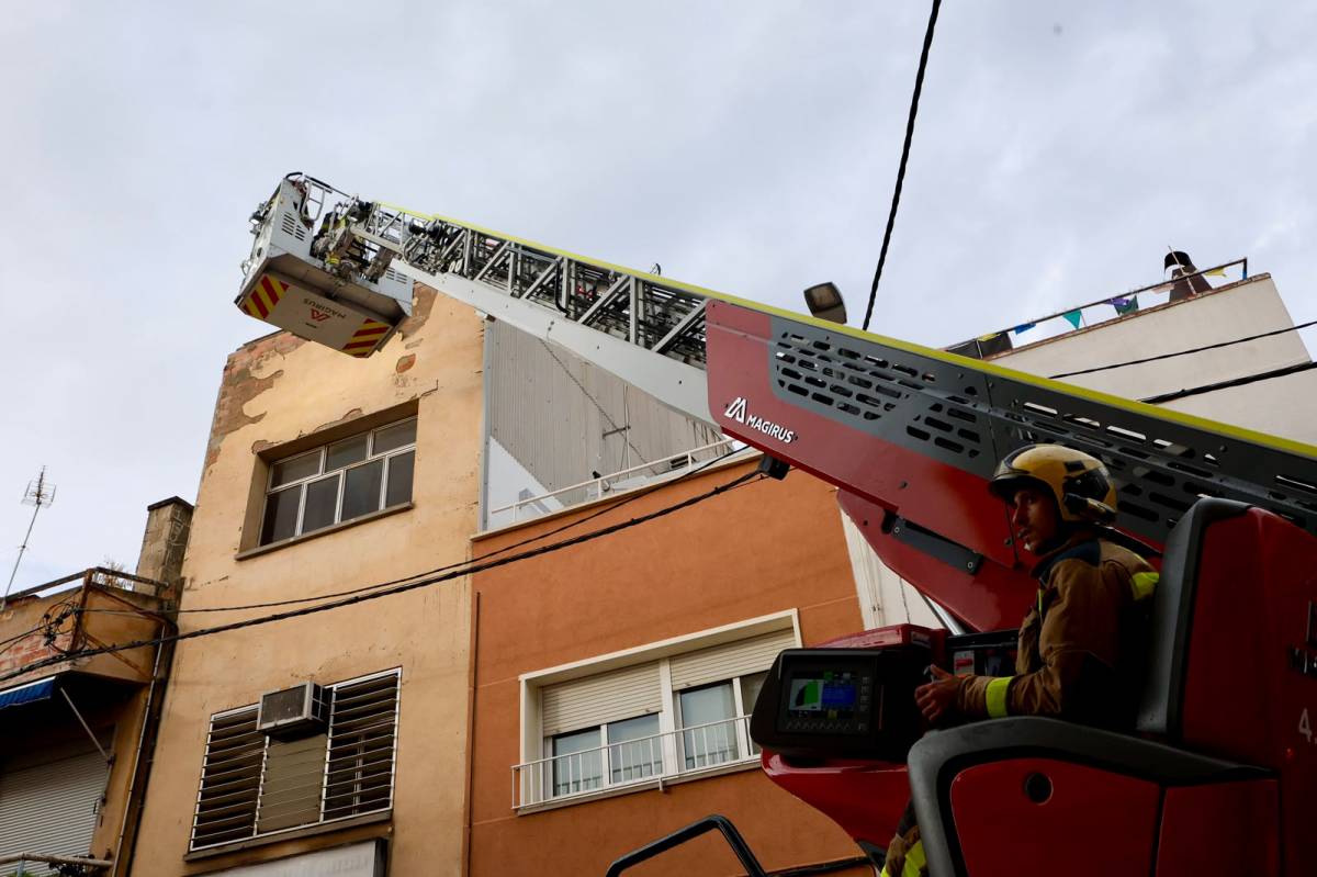Intervenció dels Bombers al carrer de Paco Mutlló