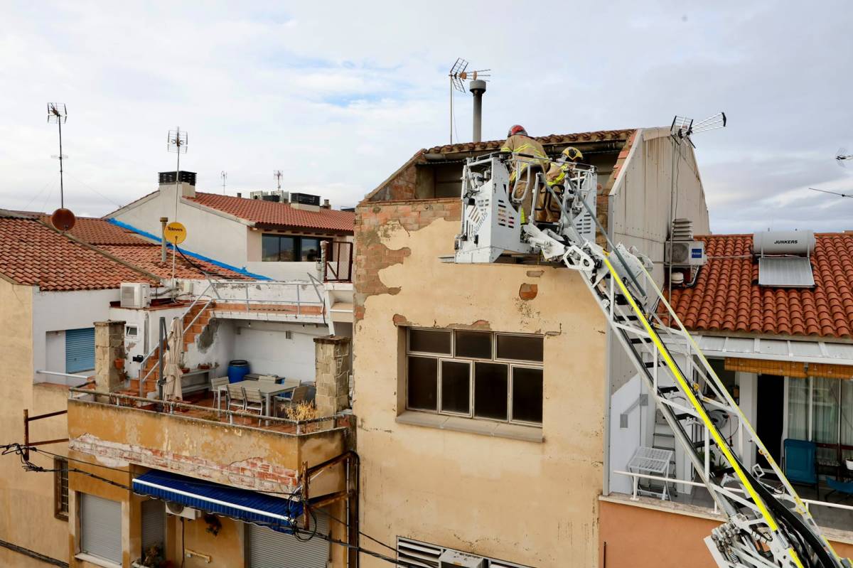 Intervenció dels Bombers al carrer de Paco Mutlló