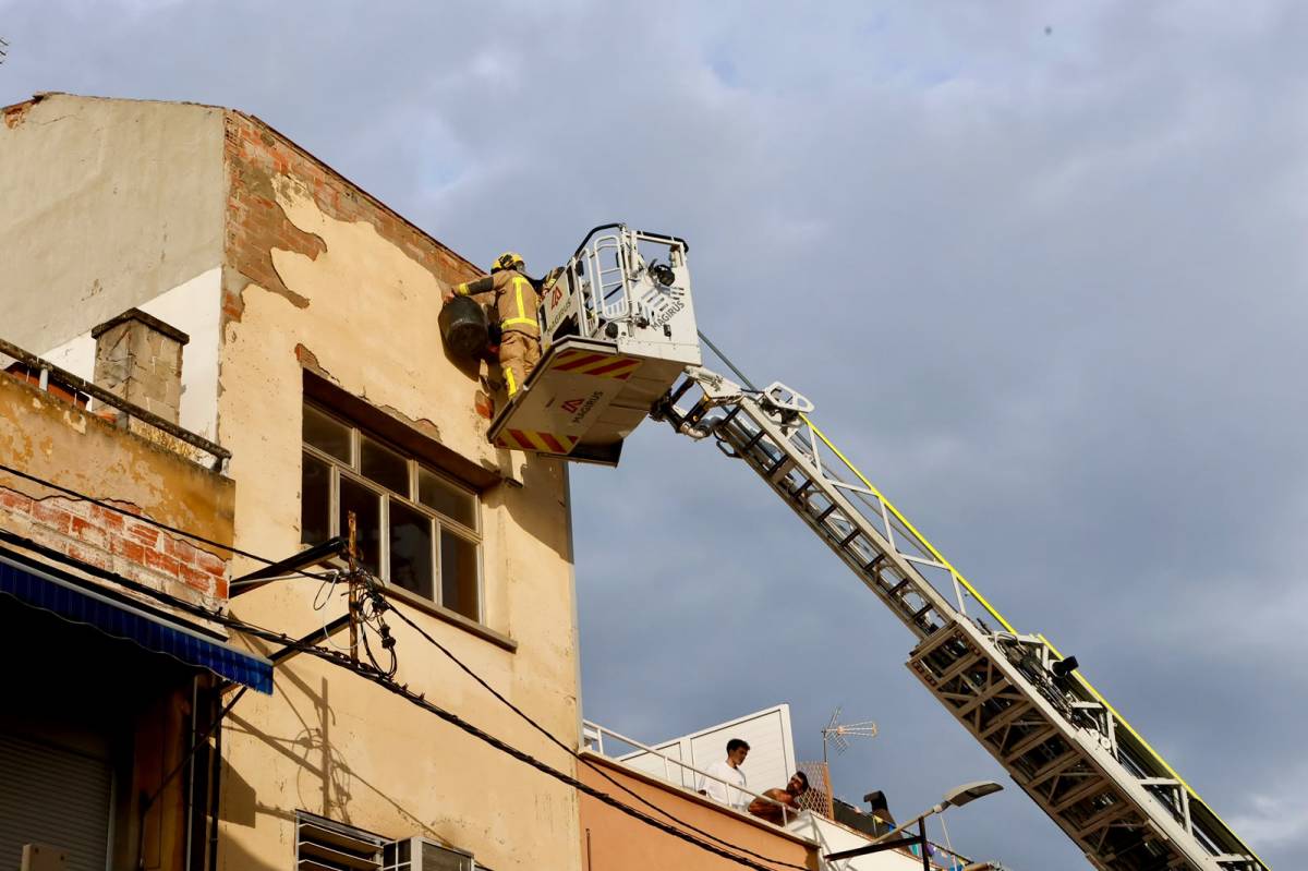 Intervenció dels Bombers al carrer de Paco Mutlló