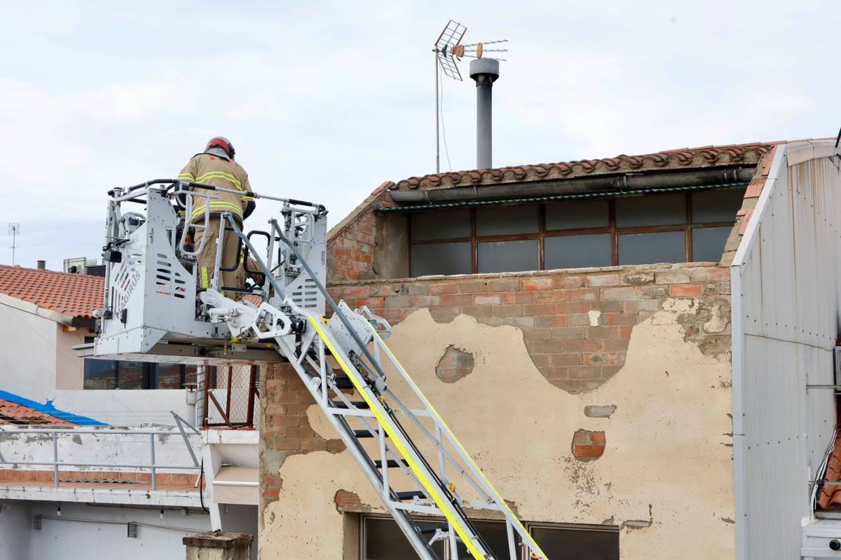 Intervenció dels Bombers al carrer de Paco Mutlló