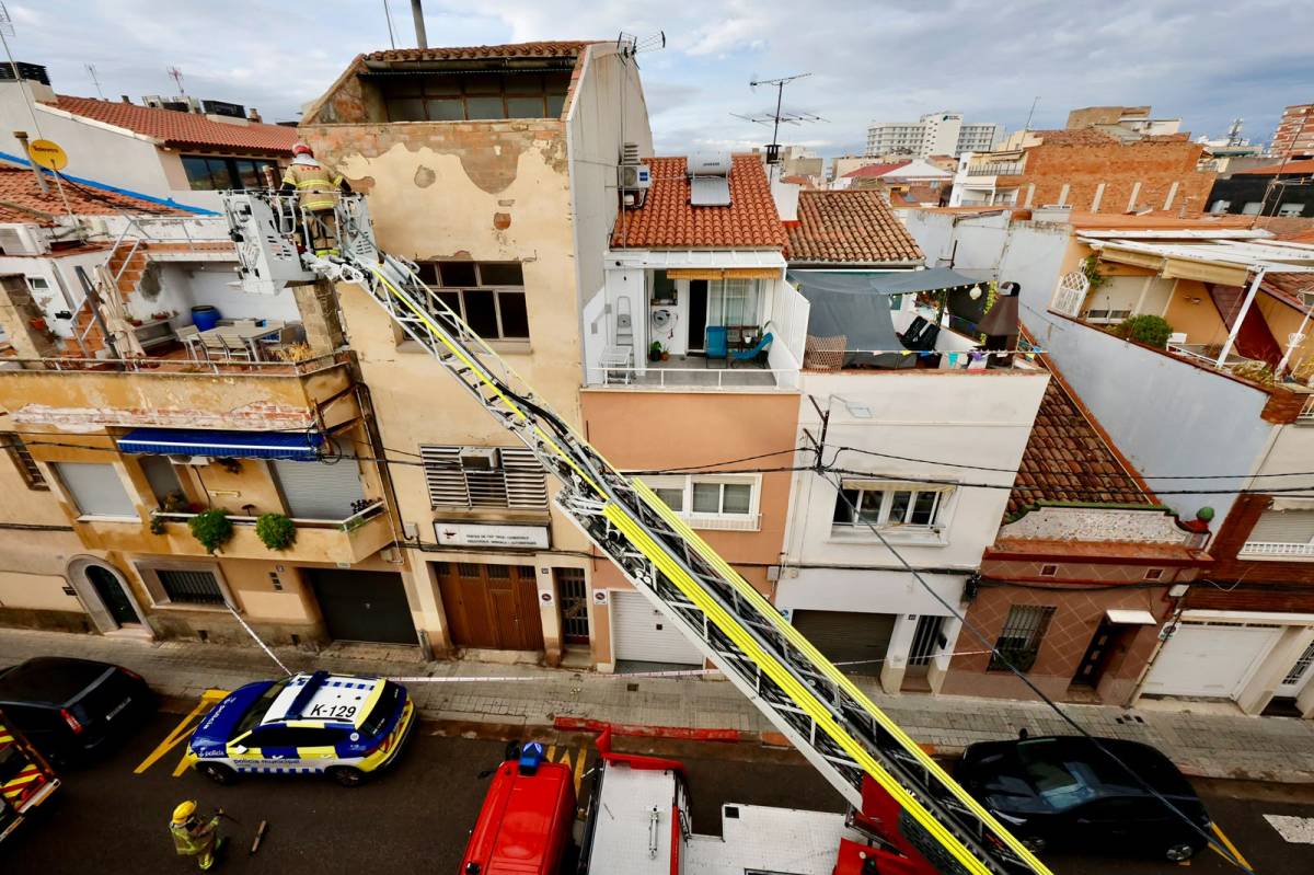Intervenció dels Bombers al carrer de Paco Mutlló