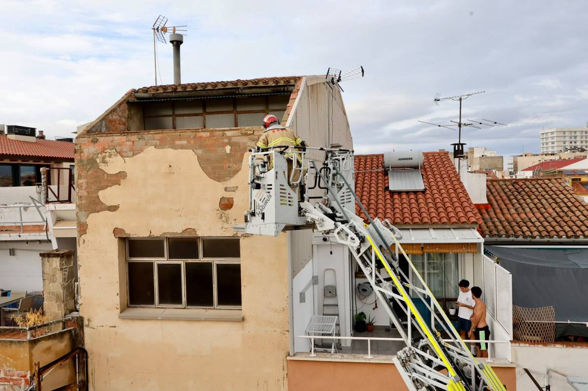 Intervenció dels Bombers al carrer de Paco Mutlló