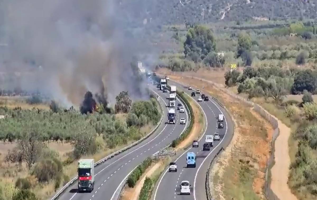 Tallat un carril de l’AP-7 a Ulldecona per un incendi de vegetació