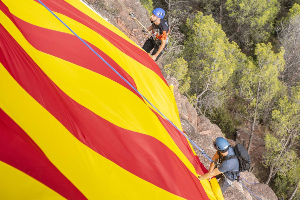FOTOS | La senyera torna a penjar del Cingle de Vacarisses