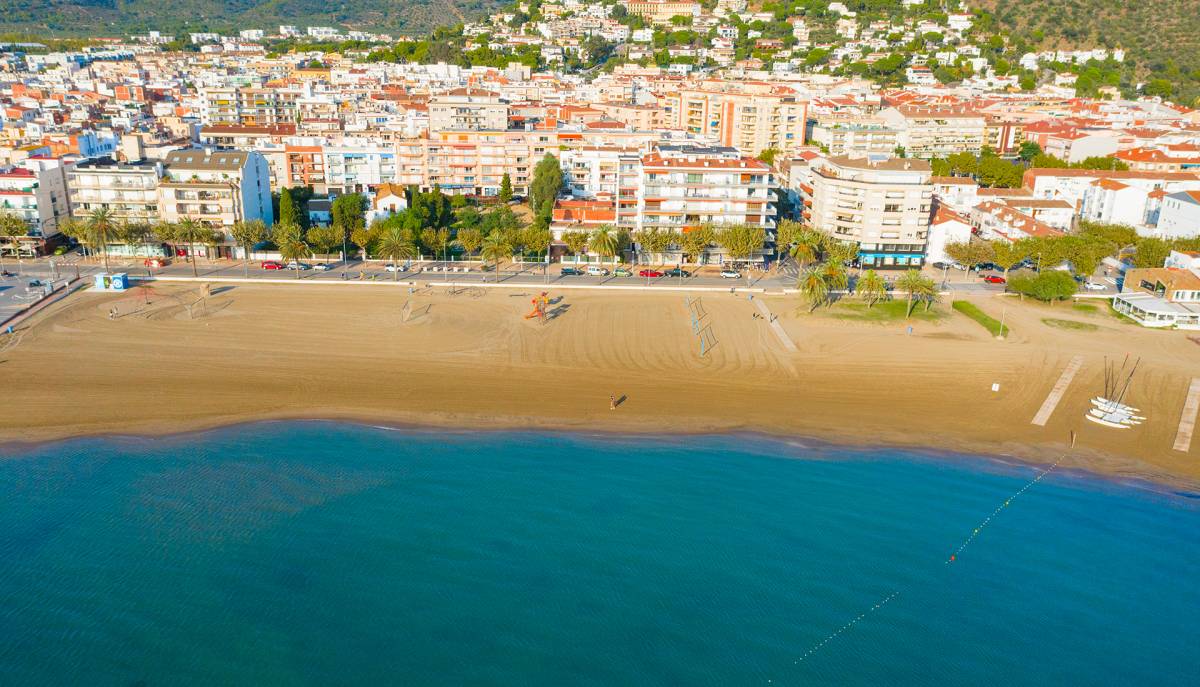 Mor ofegat un home de 78 anys a la platja de la Punta de Roses