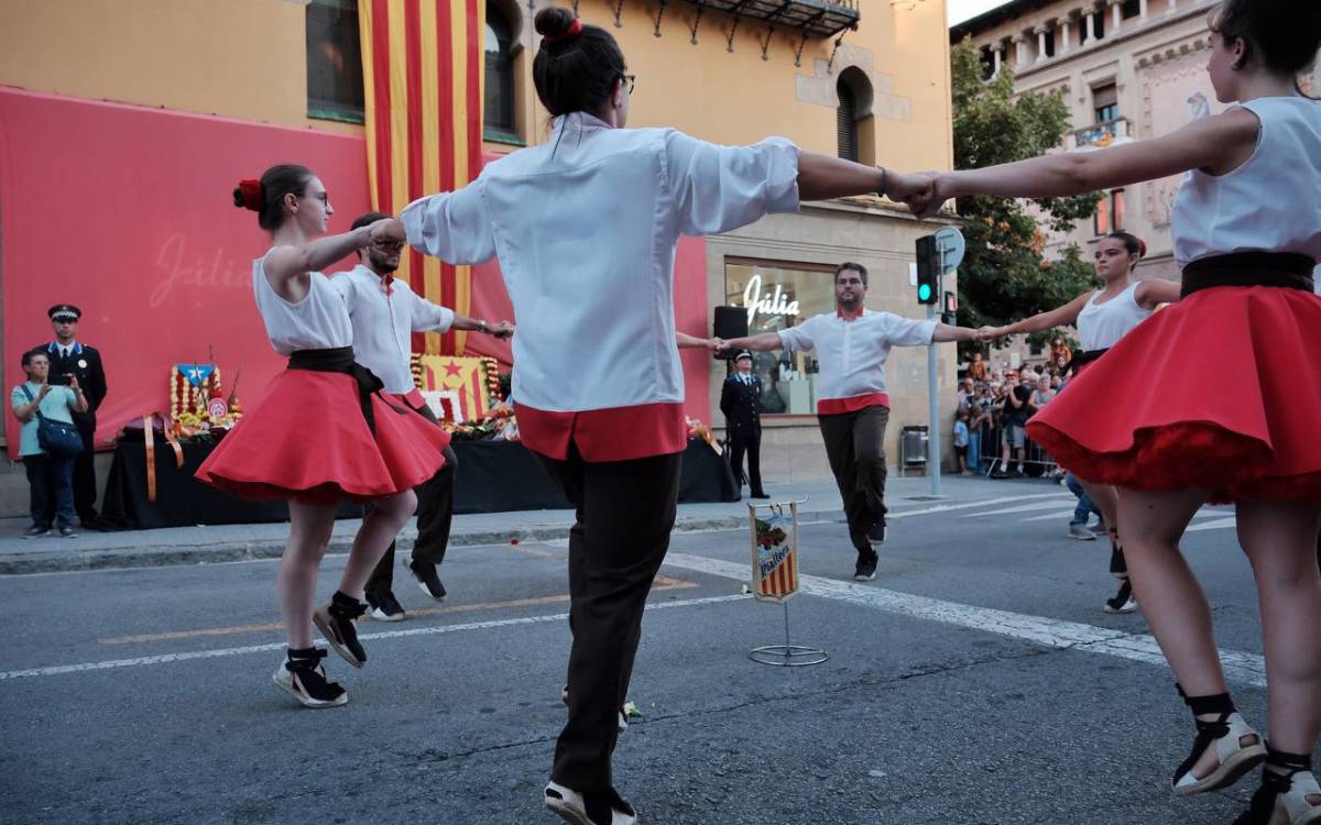 Ofrena floral per la Diada de Catalunya 2026 a Vic. - Oriol Clavera